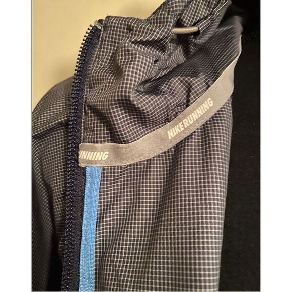 Nike Grey Running Lightweight Hooded Jacket Windbreaker With Zipper Size Medium - Picture 3 of 5